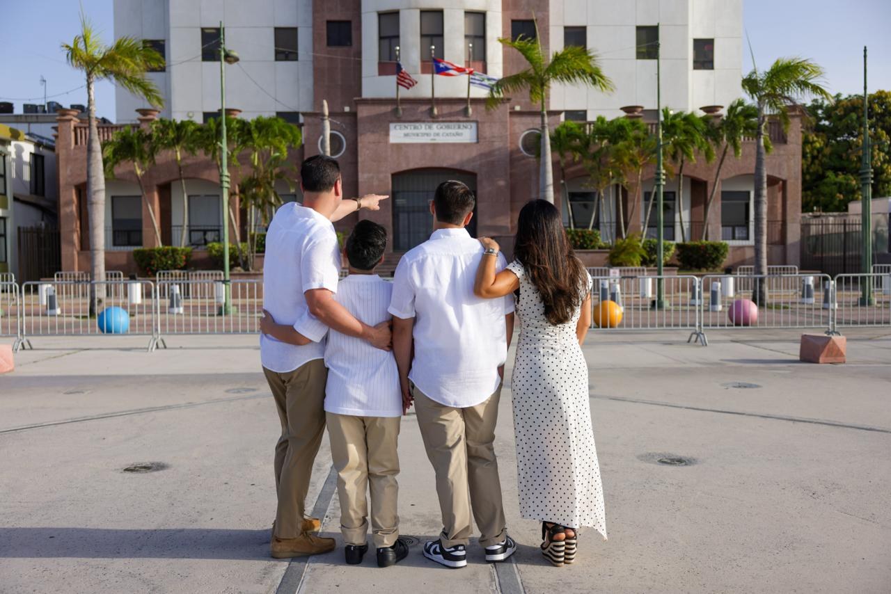 Junto a su familia, frente al Centro de Gobierno del Municipio de Cataño